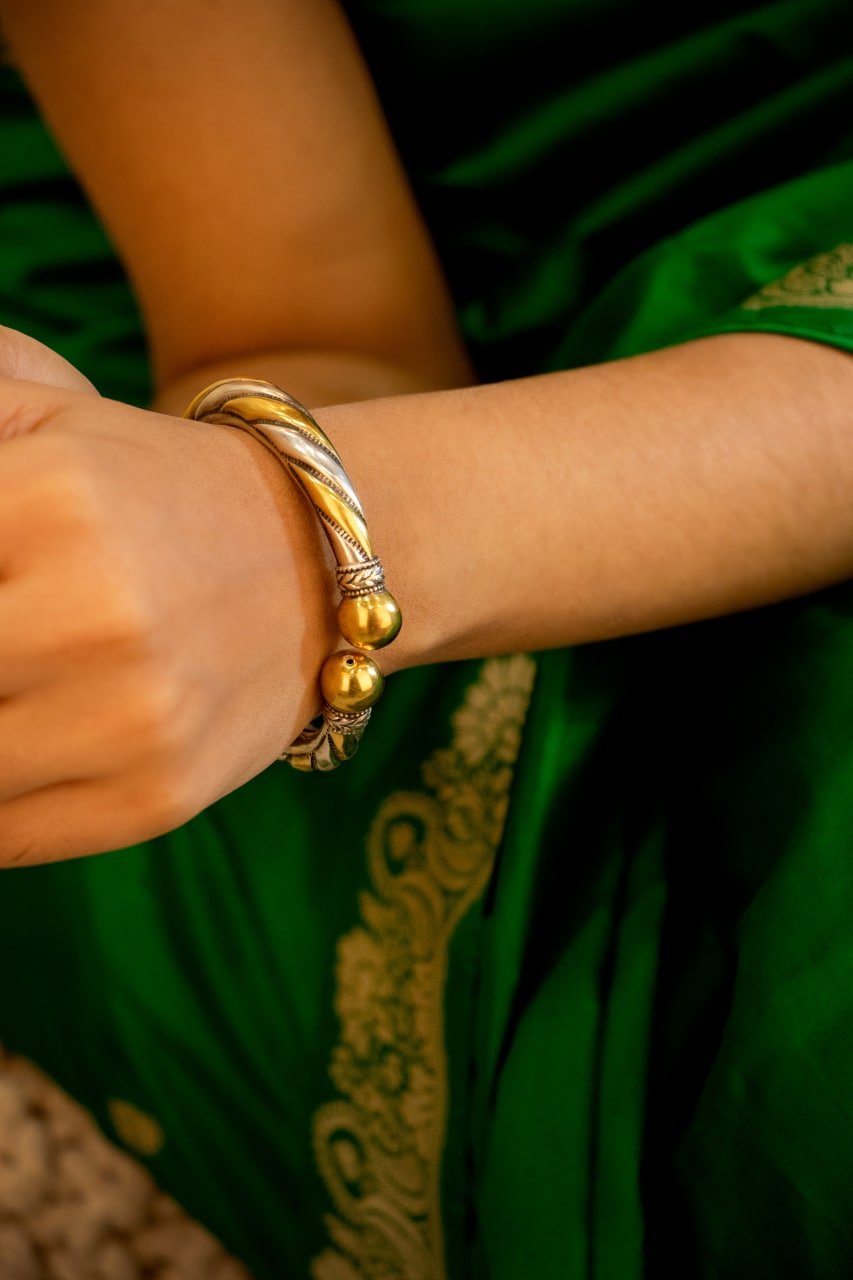 Anvaya Spiral Embossed Dual Tone Kada