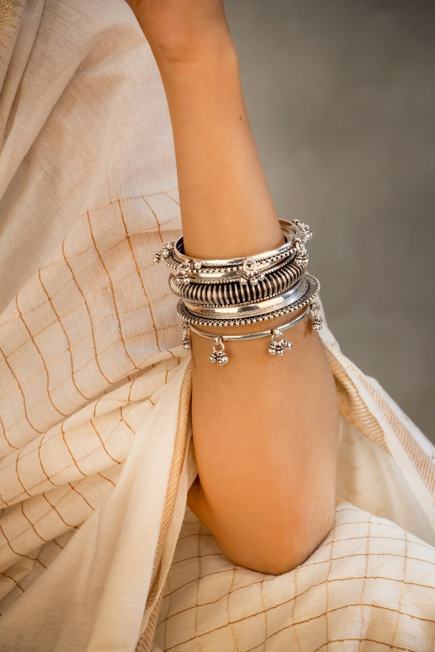 Mizoya Line Embossed Carved Ghughri Bangle Set