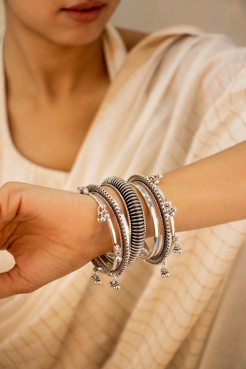 Mizoya Line Embossed Carved Ghughri Bangle Set