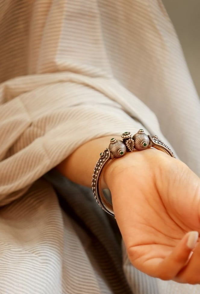 Mizoya Dual Textured Motif Daana Detailed Classic Kada