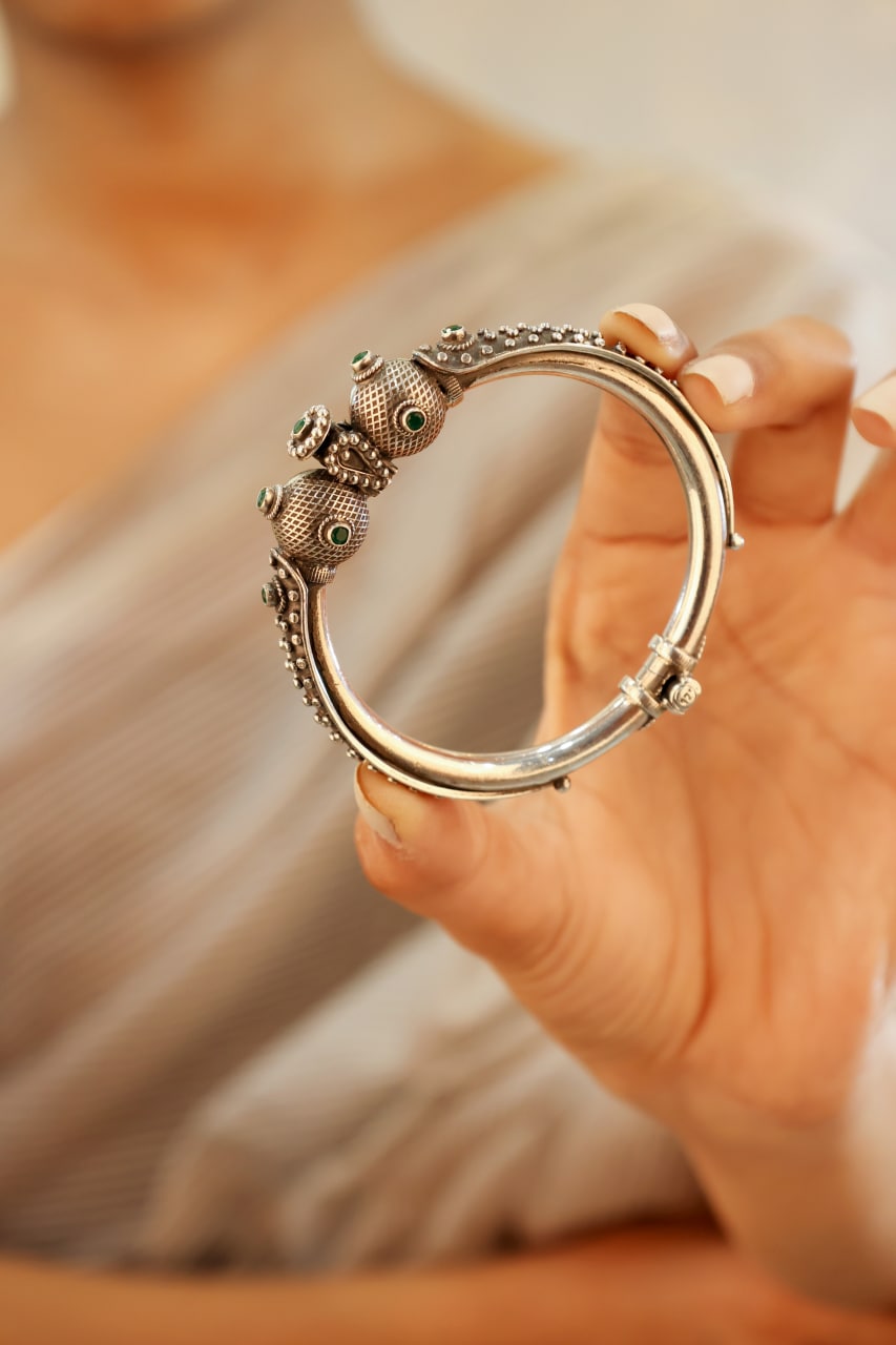 Mizoya Dual Textured Motif Daana Detailed Classic Kada