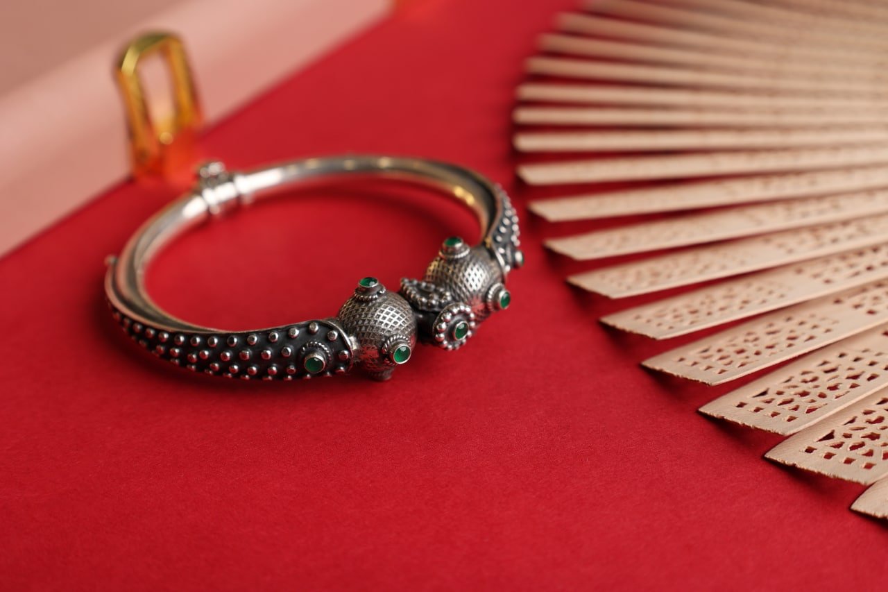 Mizoya Dual Textured Motif Daana Detailed Classic Kada