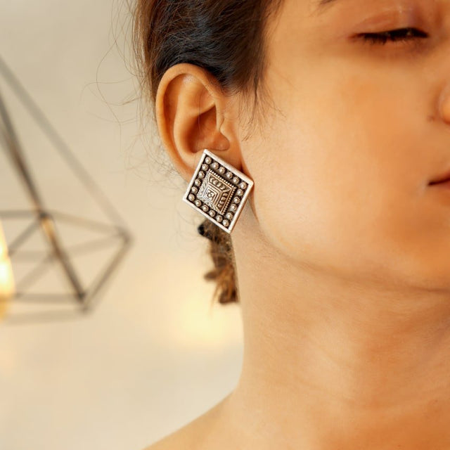 Tattva Detailed Embossed Classic Earring