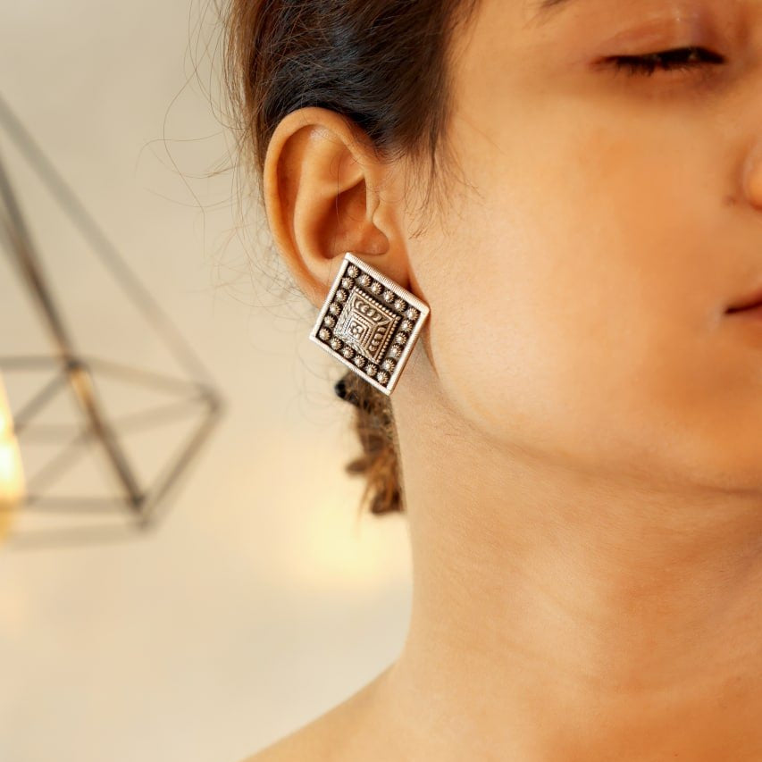 Tattva Detailed Embossed Classic Earring