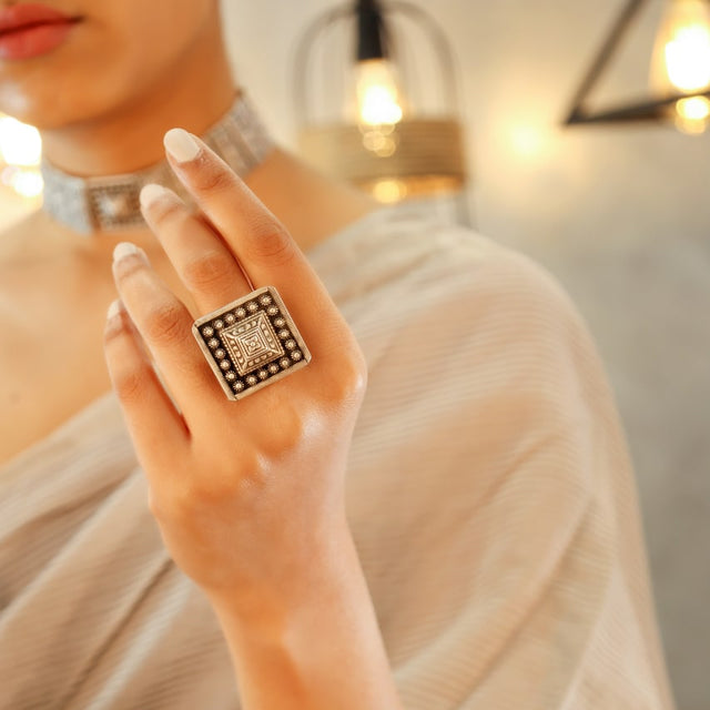 Tattva Detailed Embossed Classic Ring