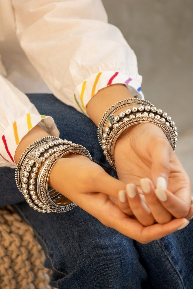 Tattva Ball Cluster Carved Border Bangle Set