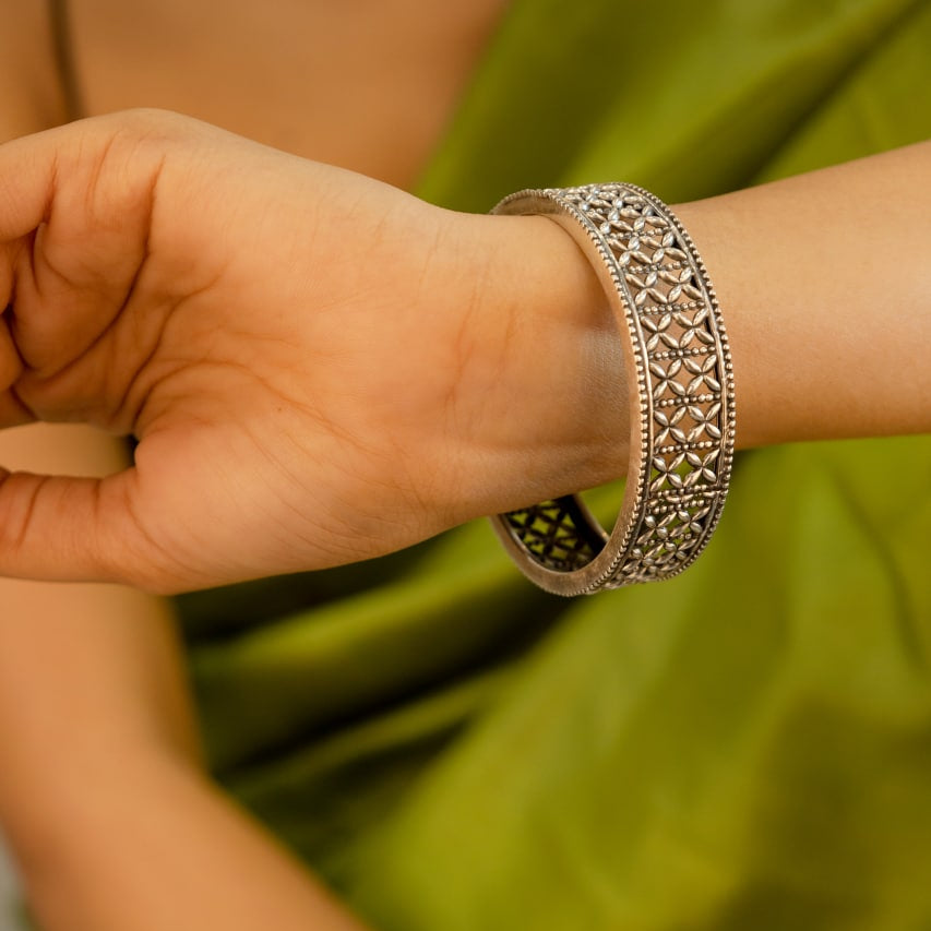 Mizoya Intricate Jali Classic Bangle