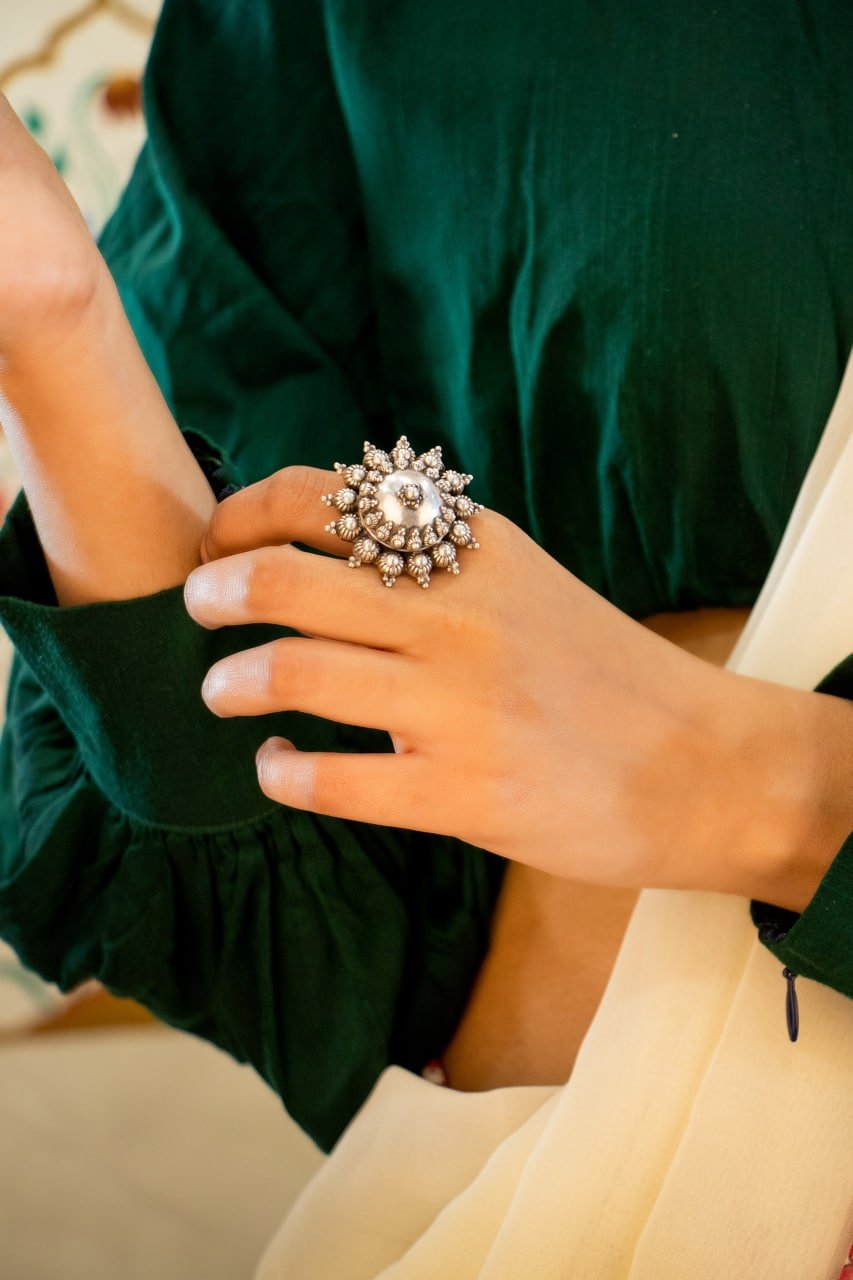 Moh Daana Detailed Embossed Classic Ring