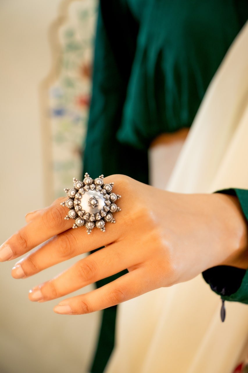 Moh Daana Detailed Embossed Classic Ring