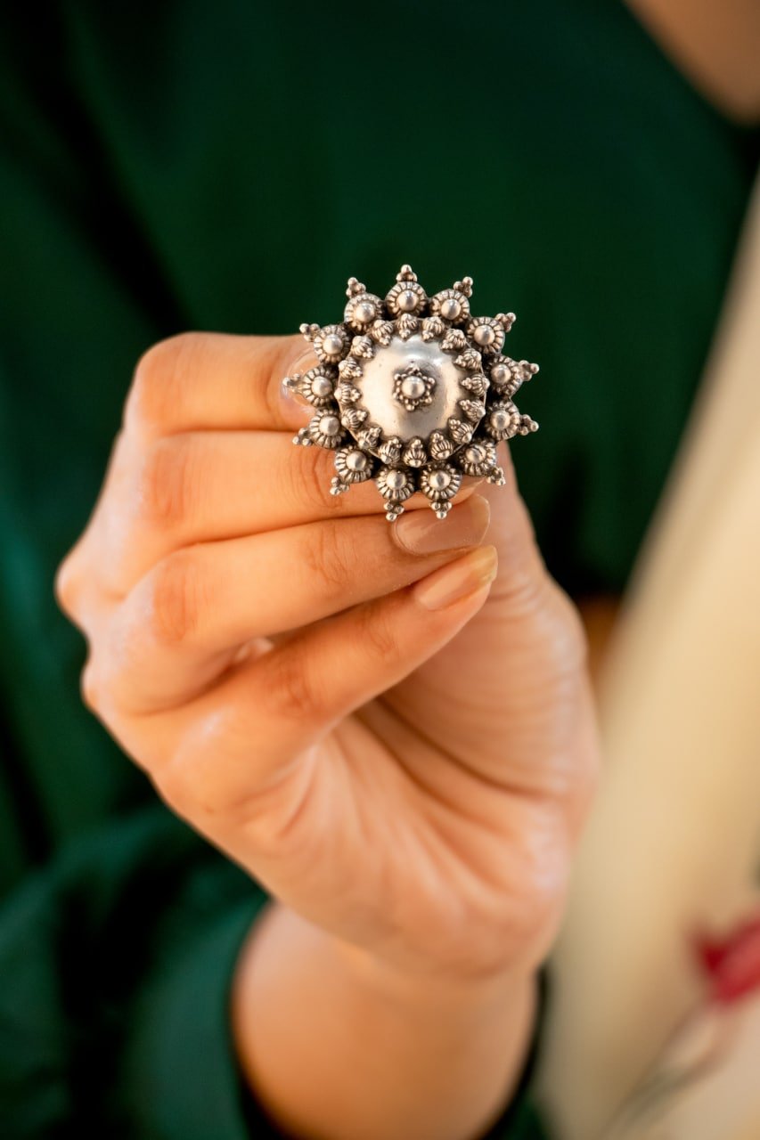 Moh Daana Detailed Embossed Classic Ring