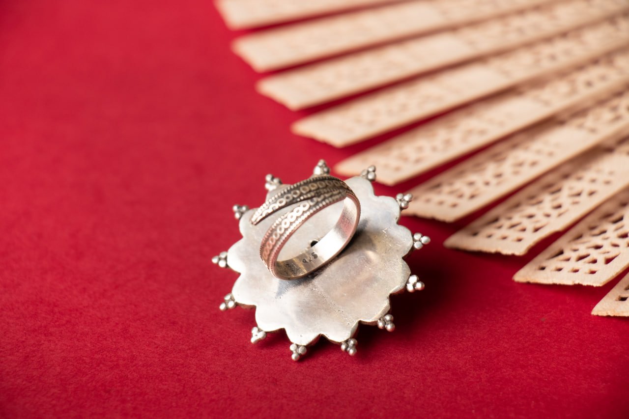 Moh Daana Detailed Embossed Classic Ring