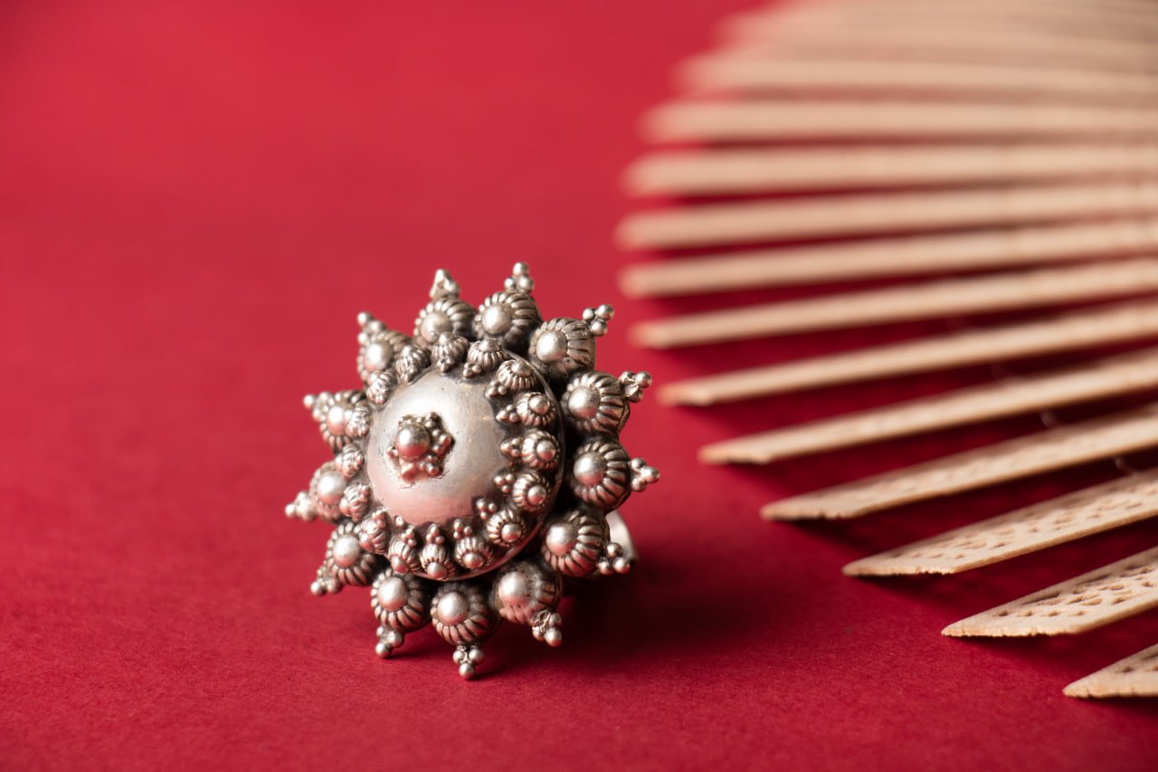 Moh Daana Detailed Embossed Classic Ring