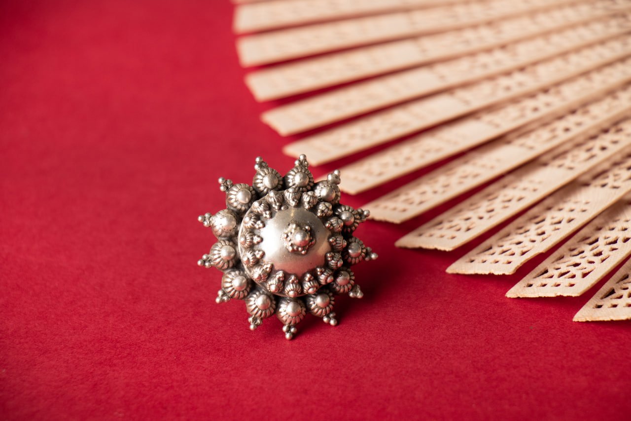 Moh Daana Detailed Embossed Classic Ring