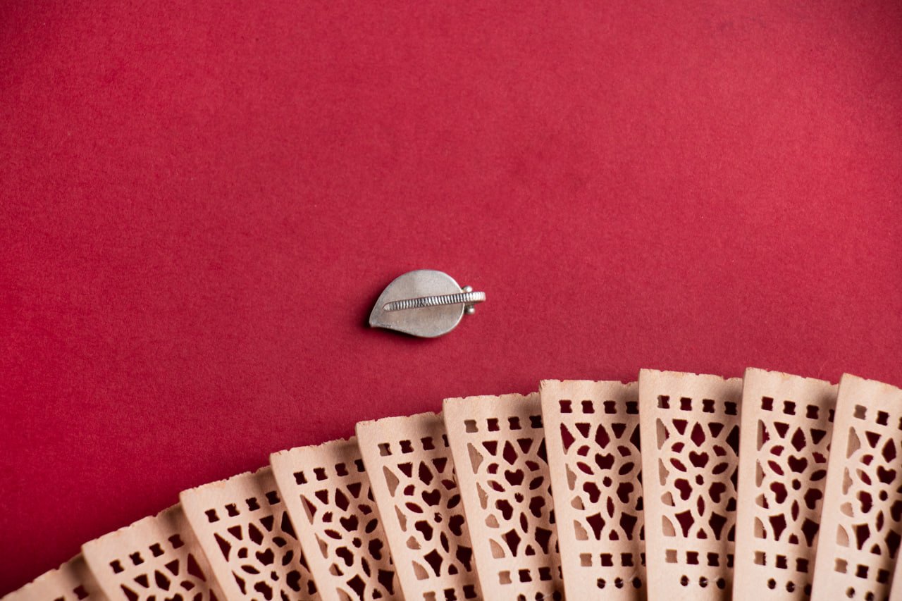 Moh Peacock Embossed Carry Motif Nose Clip on