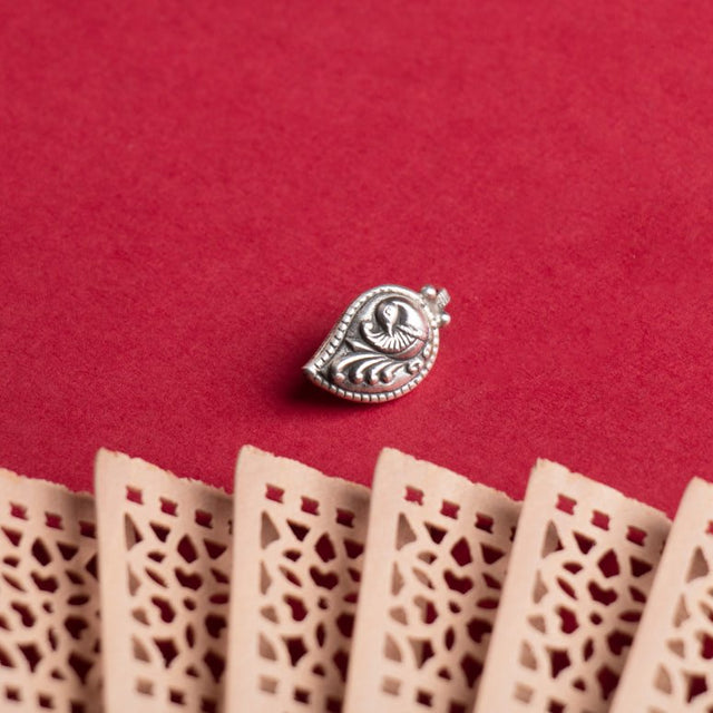 Moh Peacock Embossed Carry Motif Nose Clip on