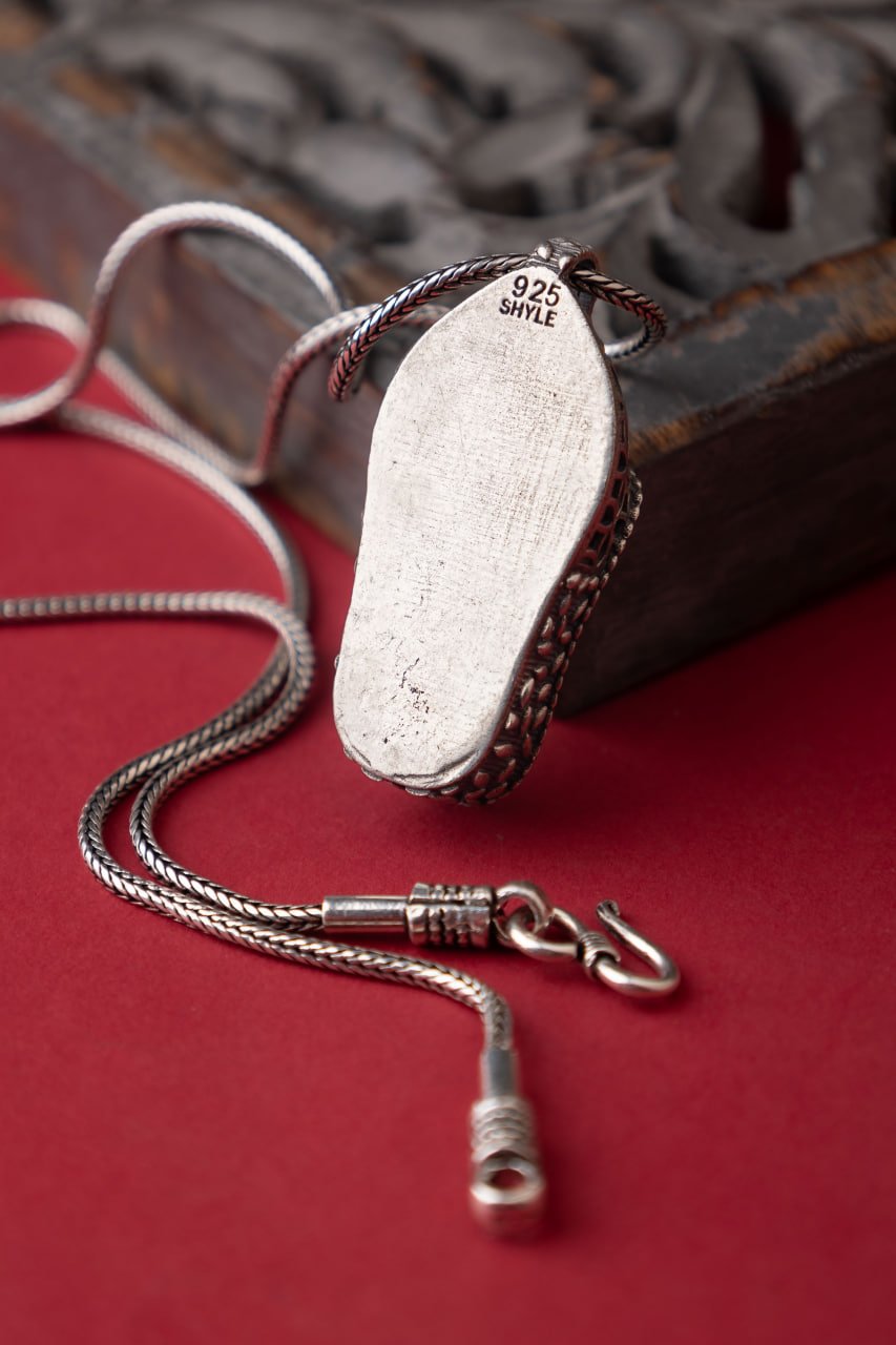 Maahri Chokhi Jutti Pendant