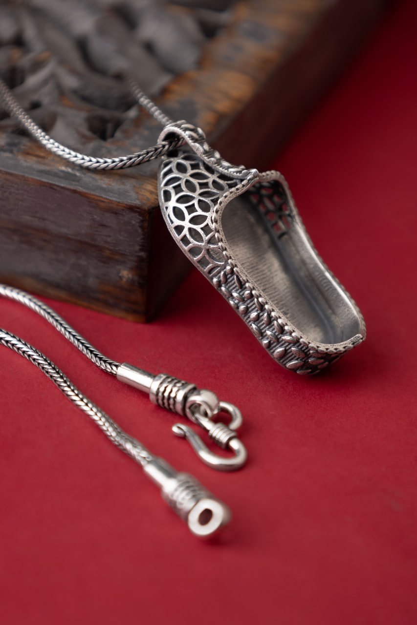 Maahri Chokhi Jutti Pendant