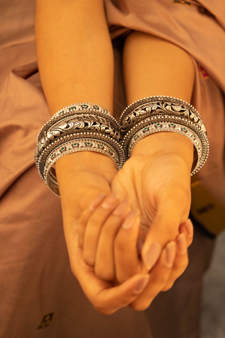 Tattva Chitai Detailed Jadau Carved Bangle Set