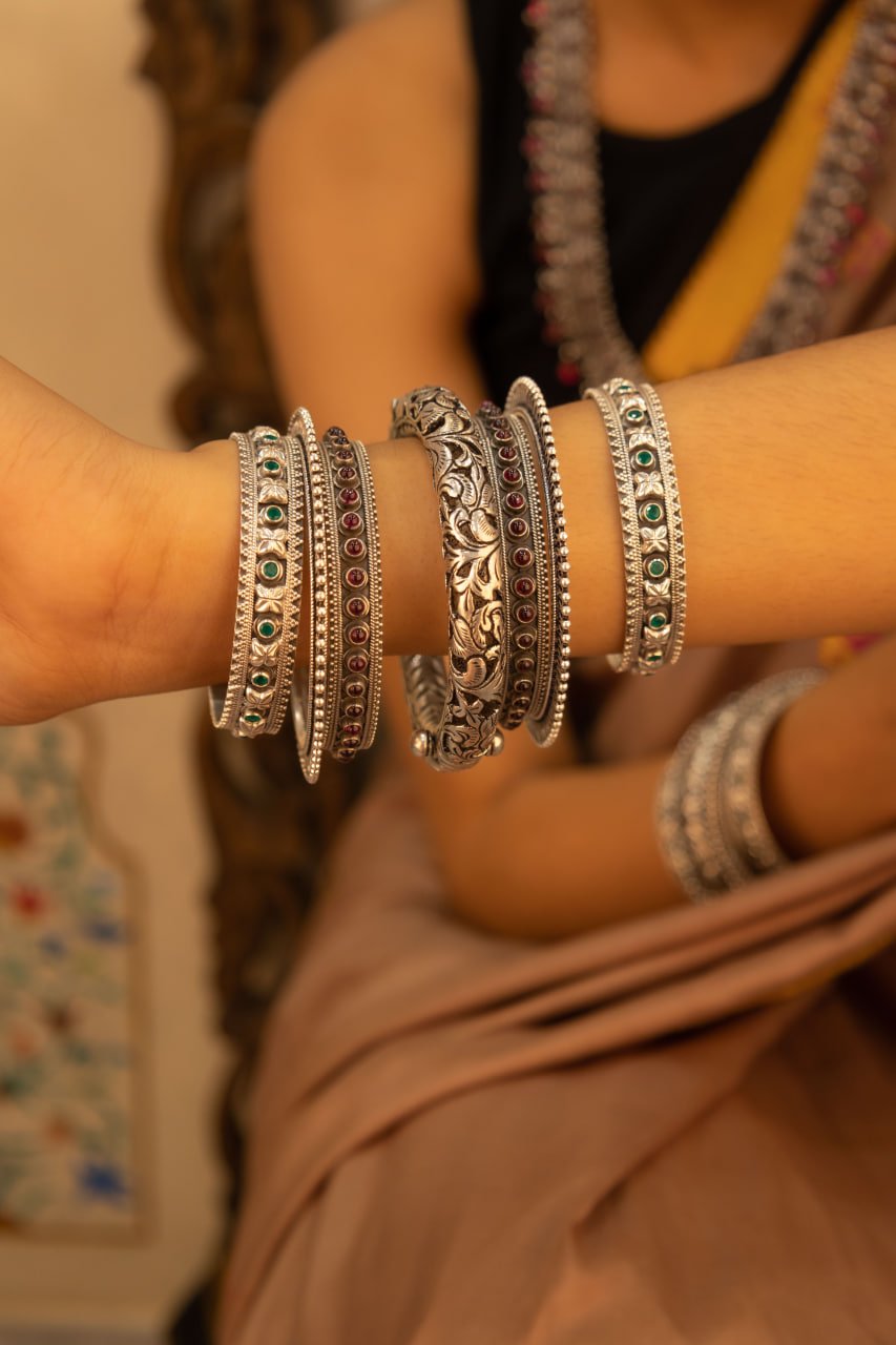 Tattva Chitai Detailed Jadau Carved Bangle Set
