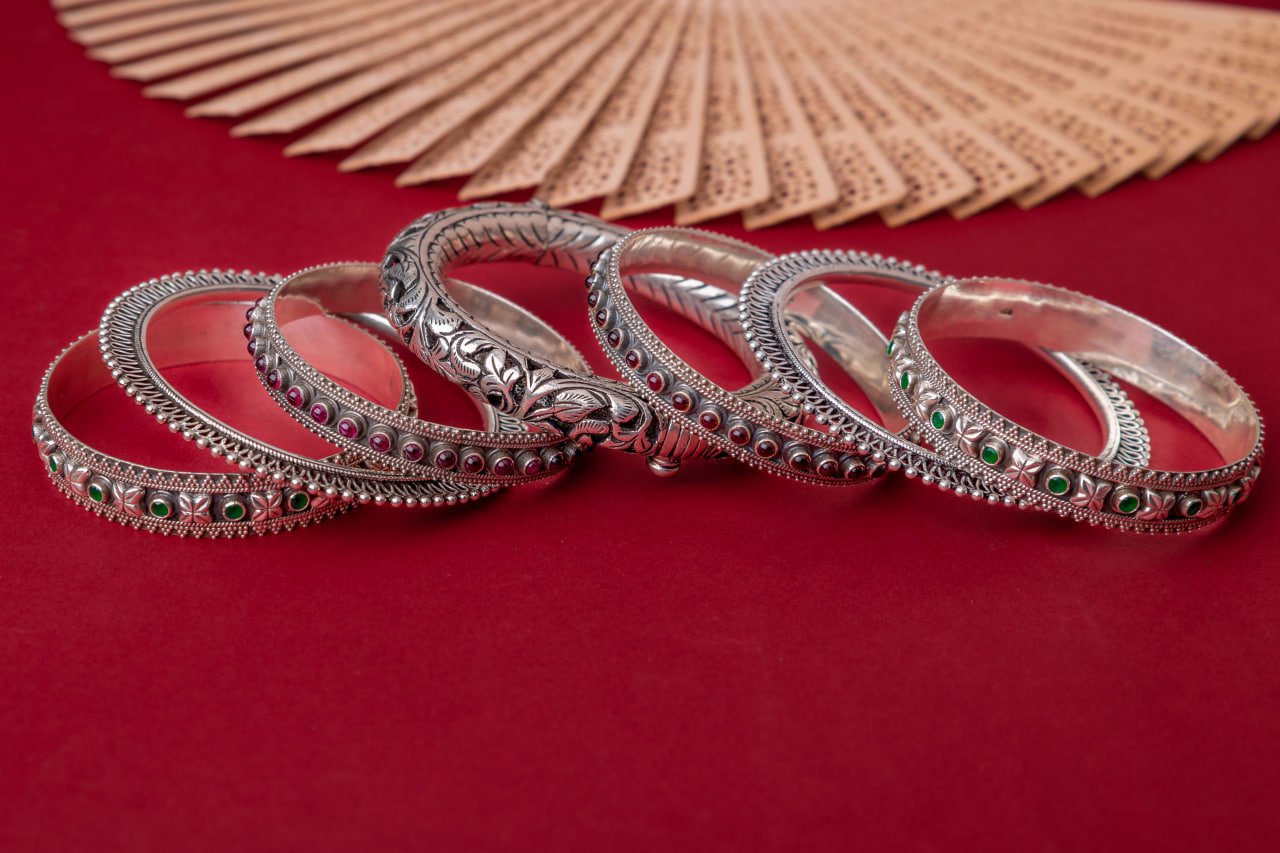 Tattva Chitai Detailed Jadau Carved Bangle Set