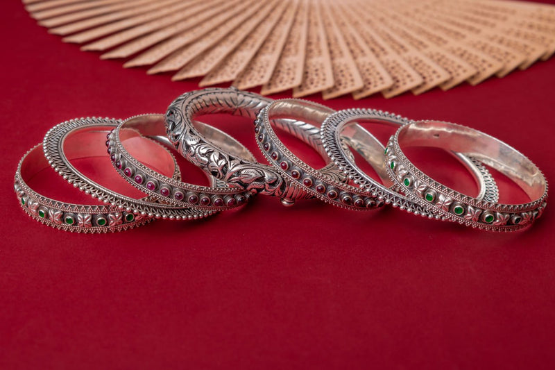 Tattva Chitai Detailed Jadau Carved Bangle Set