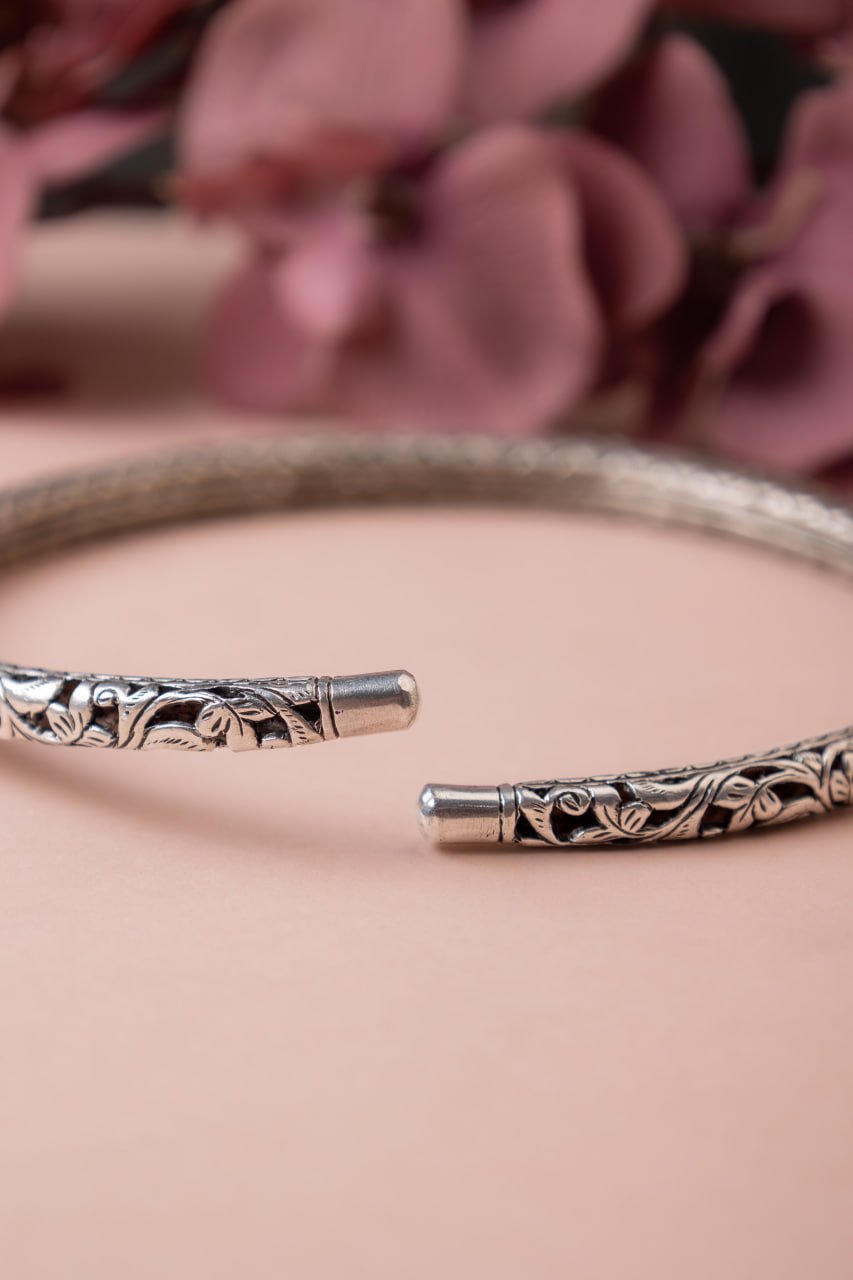 Tattva Chitai Flora Detailed Carved Hasli