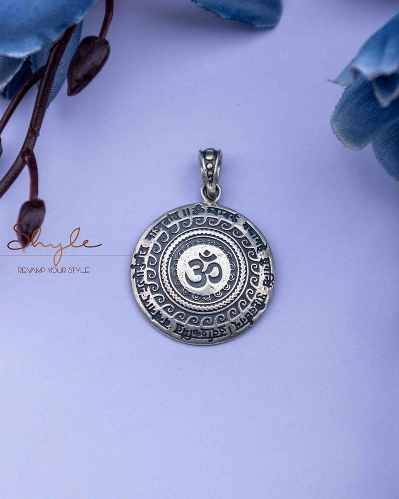 925 pure silver Maha Mrityunjaya mantra Om pendant, side view