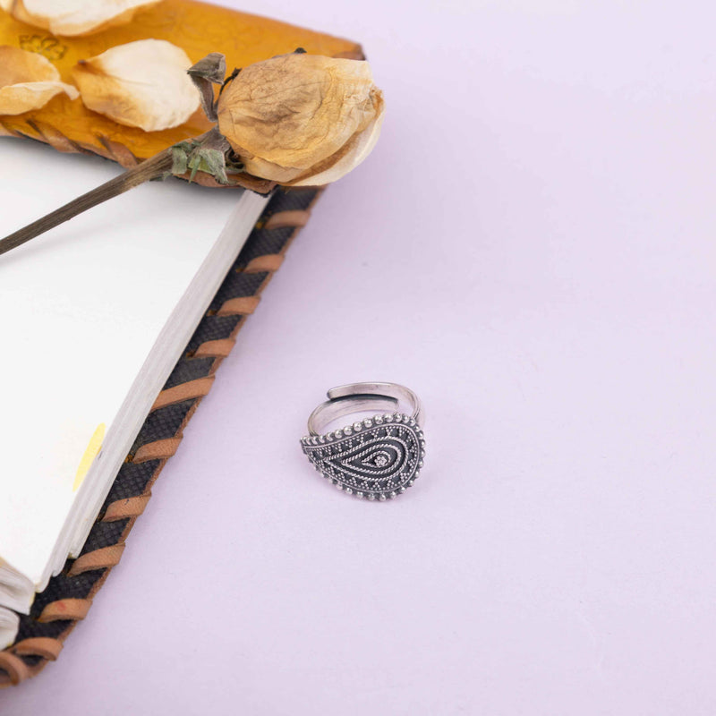 Adya Daana Detailed Ring