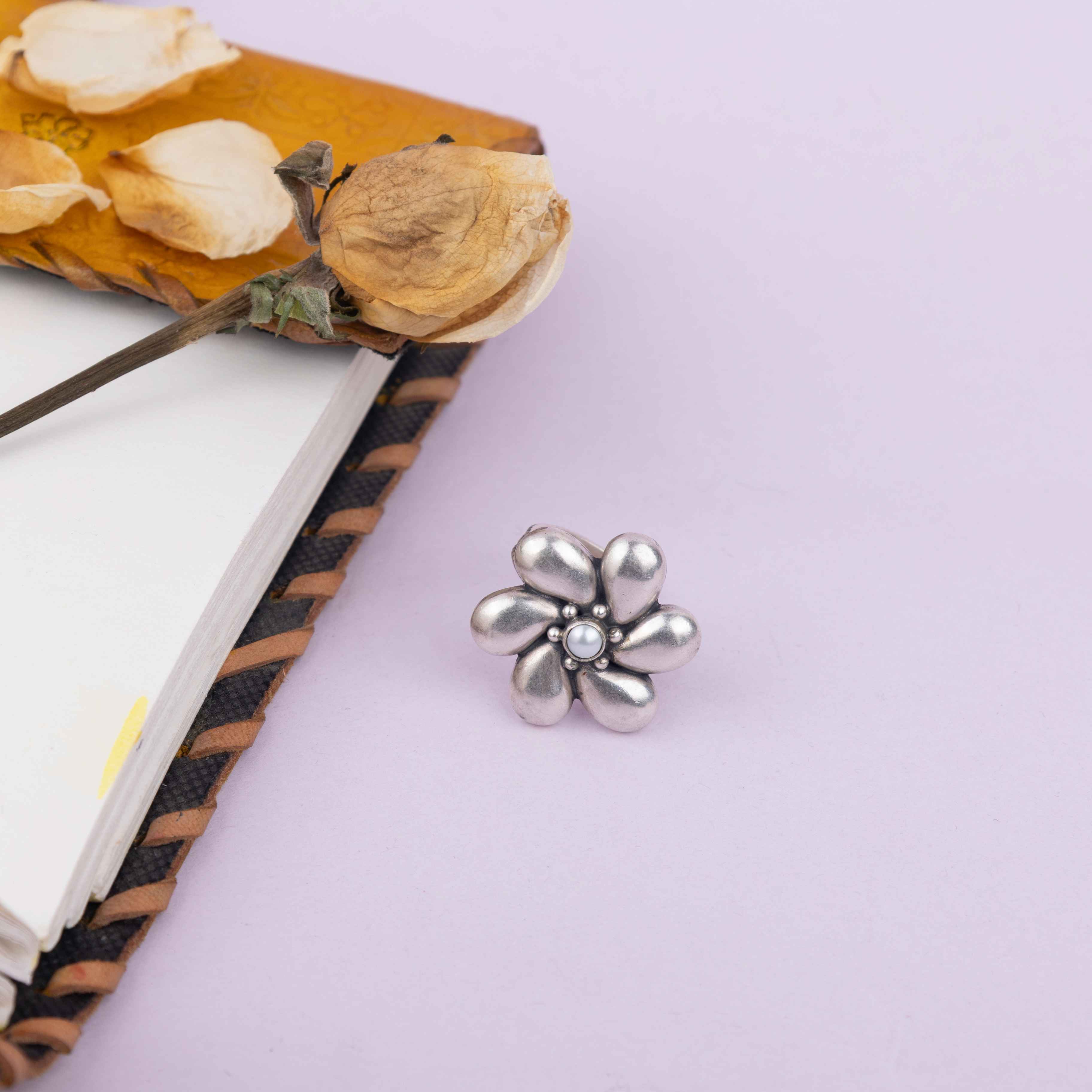 Adya Embossed Flower Versatile Ring