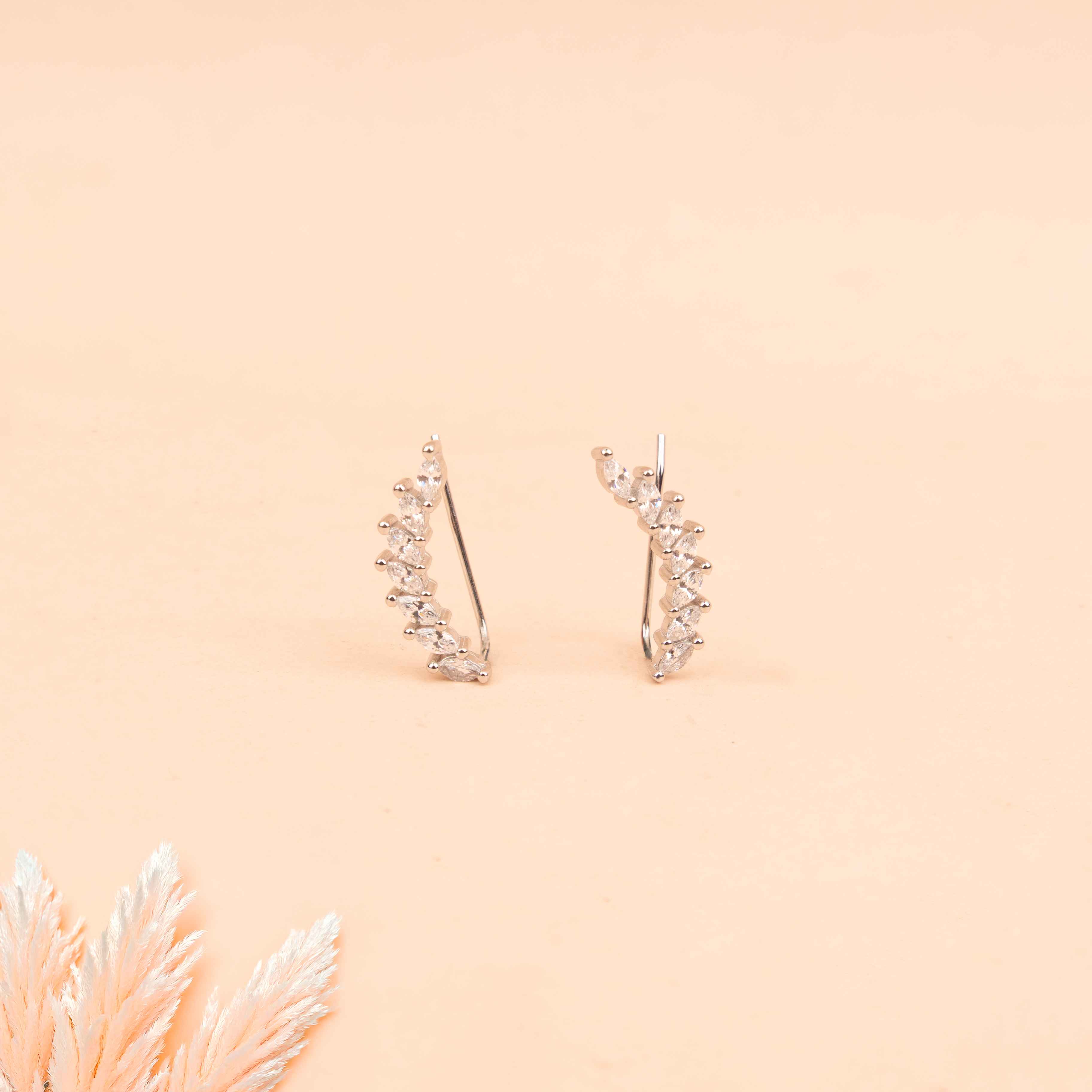 Adya Leaf Curve Fine Stud Earring