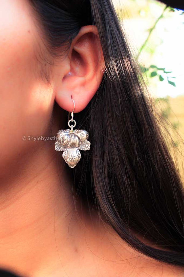 Moh Lightweight Mini Elephant Earrings