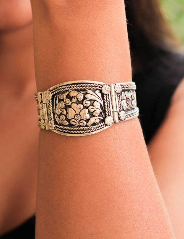 Anvaya Chitai Detailed Embossed Kada