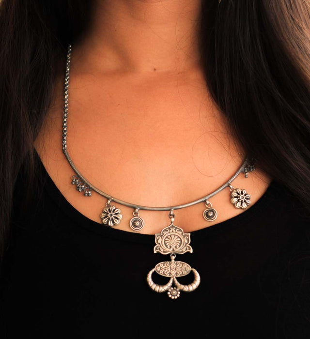Mizoya Quirky Embossed Necklace