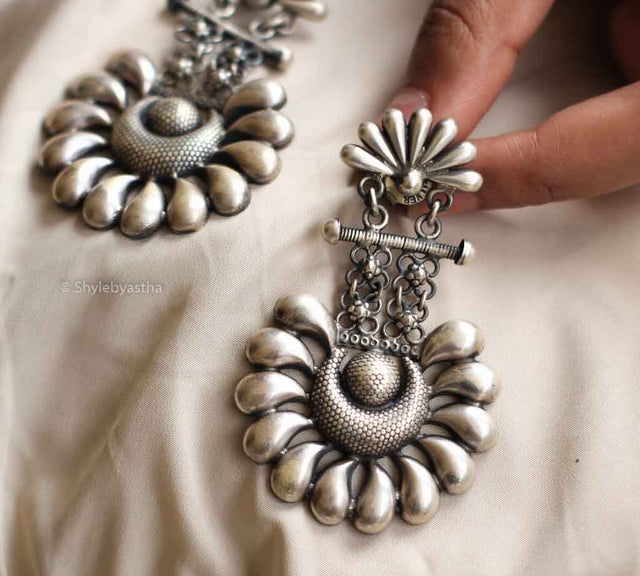 Mizoya Embossed Petal Earrings