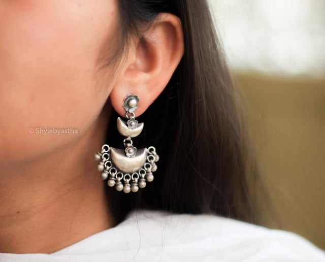 Mizoya Crescent moon Layered Earrings model