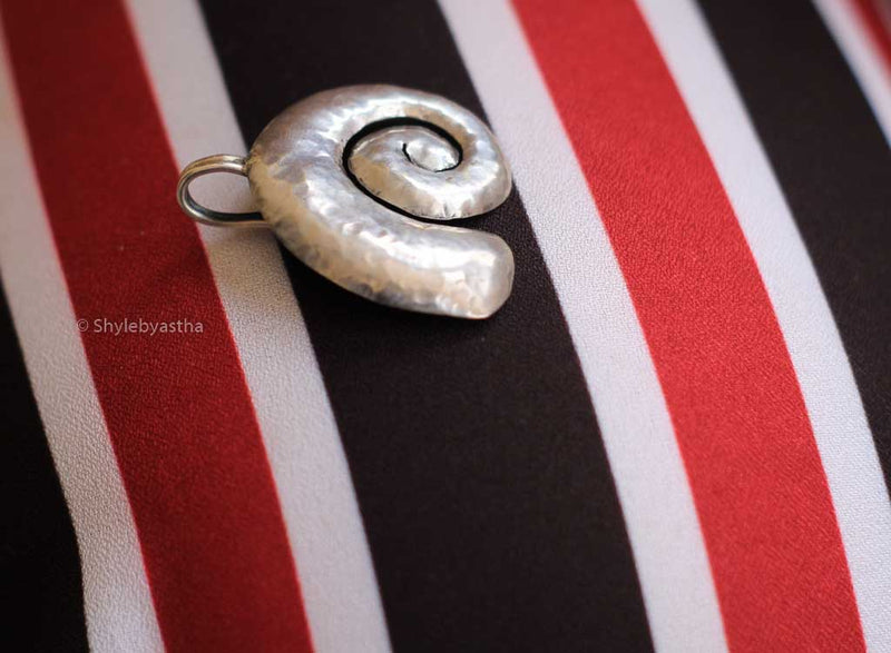 Qurbat Snail Clip on