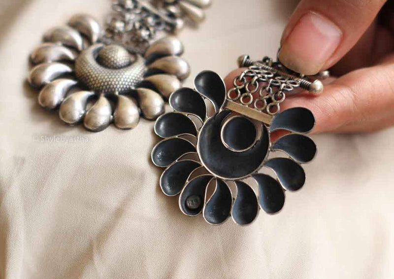 Mizoya Embossed Petal Earrings