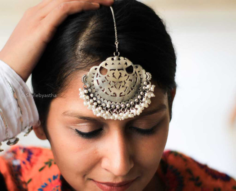 Qurbat Carved Classic Maangtika
