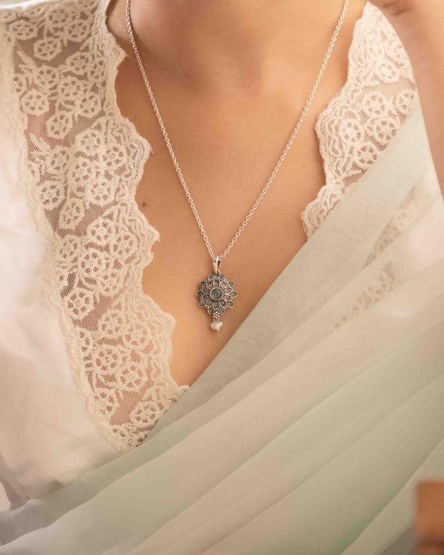 Essence Pastel Flower Necklace Set