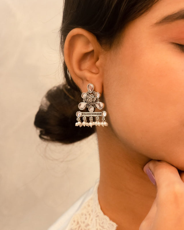 Essence Scintillating Pearl Drop Stud Earring