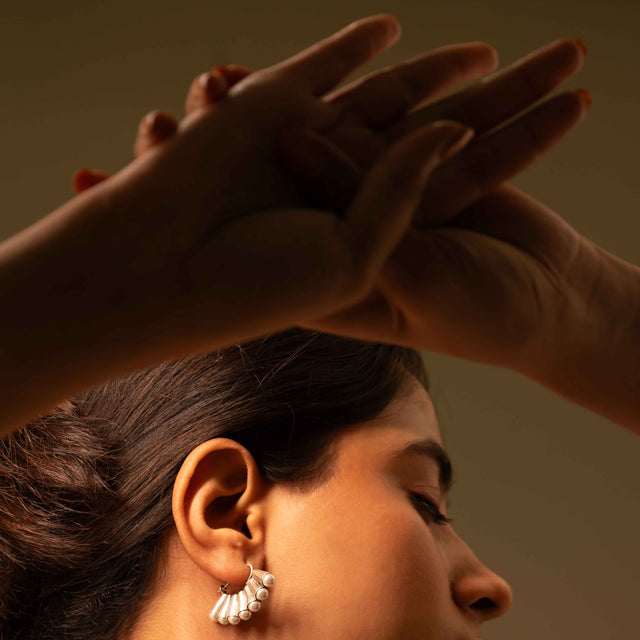 Essence Pearl Classic Hoop Earring