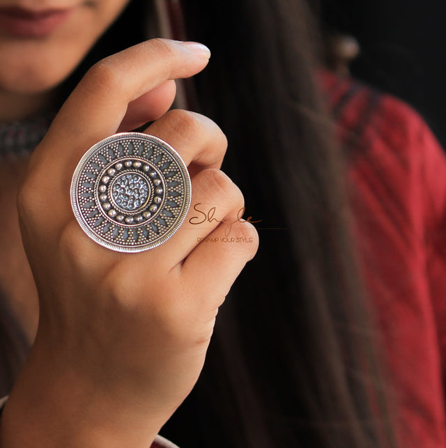 Anvaya Daana Detailed Classic Ring