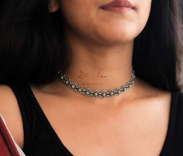 Moh Intricate Mini flower Choker