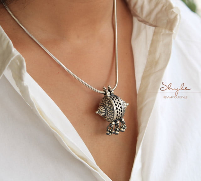 Mizoya Vintage Inspired Embossed Necklace