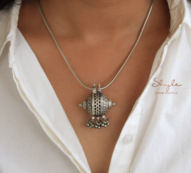 Mizoya Vintage Inspired Embossed Necklace