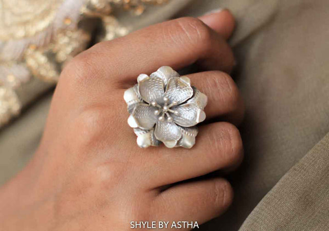 Moh Fine Flower Ring