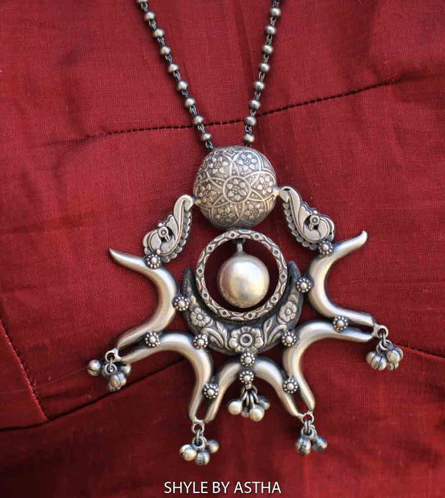 Anvaya Detailed Classic Necklace