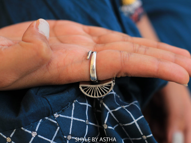 Adya Daana Art Flower Cluster Embossed Ring
