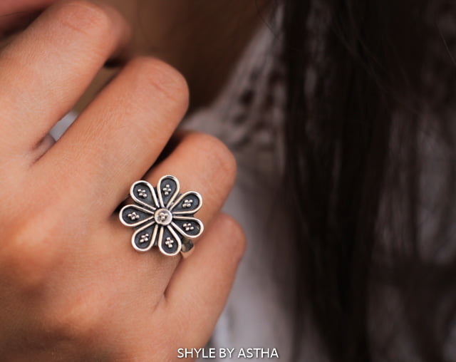 Adya Mini Flower Ring