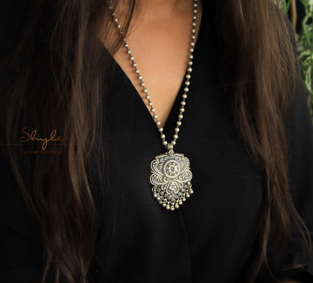 Mizoya Flora Detailed Ball Necklace model